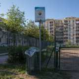 Non troviamo poi cestini appositi per le deiezioni canine, ma solo quelli comuni